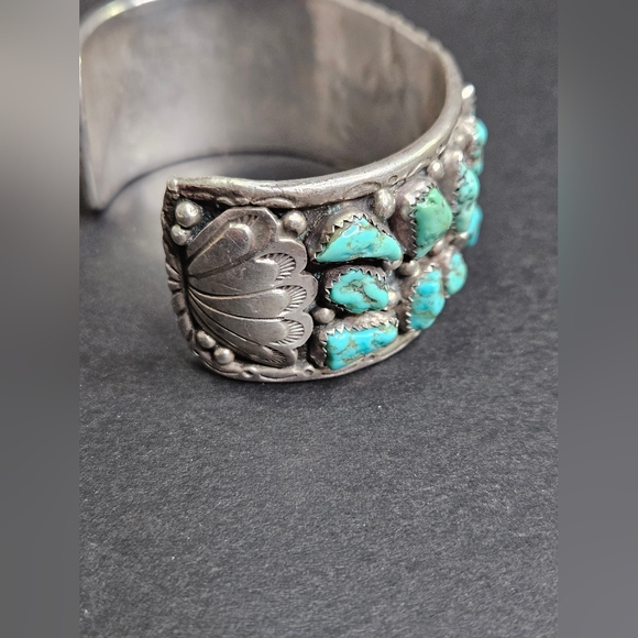 Vintage 1940s Navajo Cuff. Sterling Silver With Green And Blue Turquoise - Picture 4 of 5